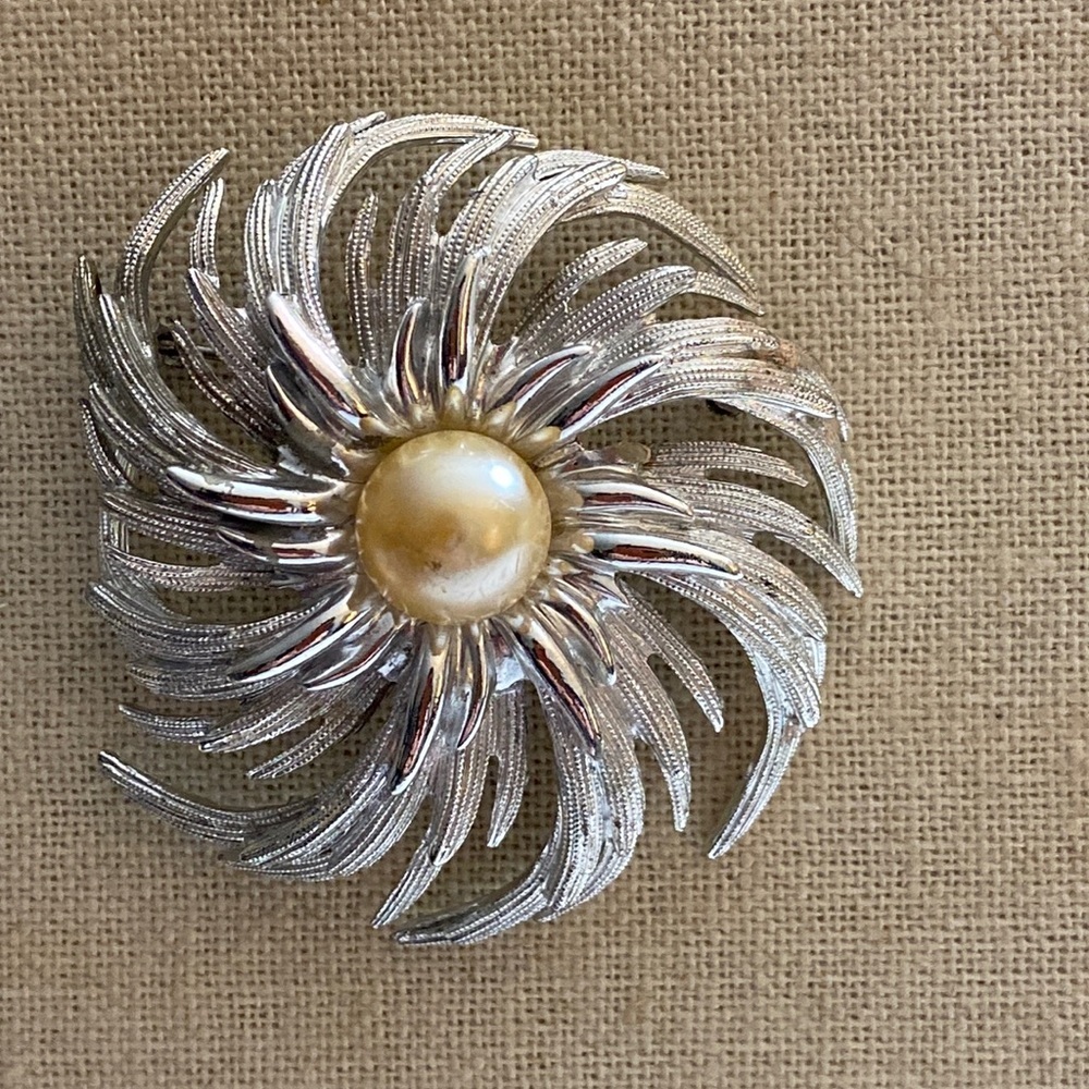 Sarah Coventry Vintage Sunburst Silvertone  Elegant Brooch Pin 4430